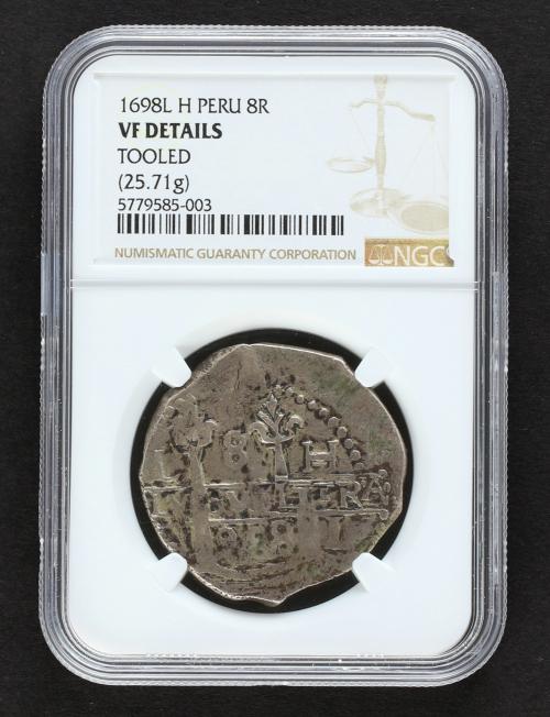 CARLOS II. 8 Reales. 1698. LIMA. H. 25,65 grs. Repintada en 