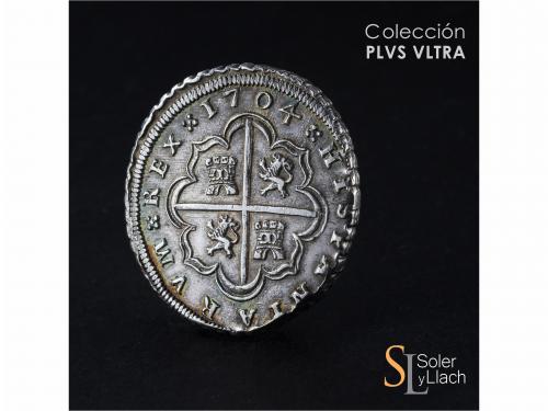 FELIPE V. 8 Reales. 1704. SEVILLA. P. 26,16 grs. Restos de b