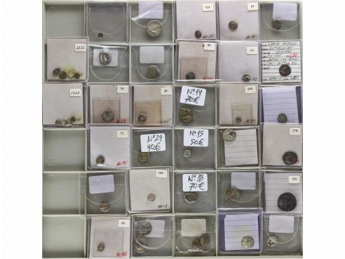 MONEDAS GRIEGAS. Lote 37 monedas. AR, AE. Restos final de co