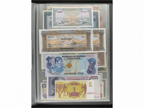 BILLETES EXTRANJEROS. Lote 218 billetes. Siglo XX. En 5 carp