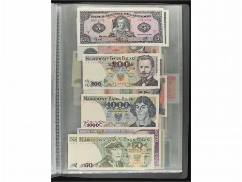 BILLETES EXTRANJEROS. Lote 218 billetes. Siglo XX. En 5 carp