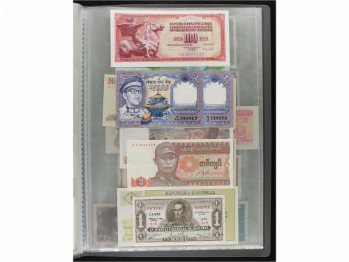 BILLETES EXTRANJEROS. Lote 218 billetes. Siglo XX. En 5 carp