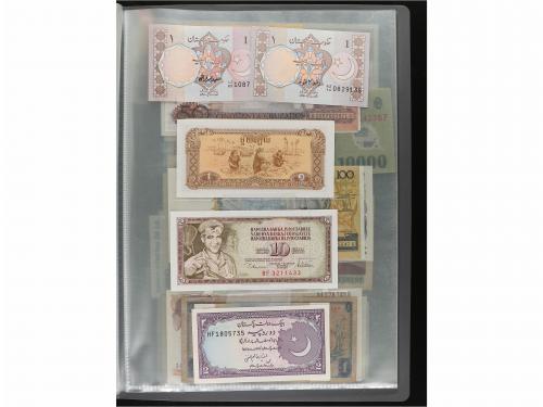 BILLETES EXTRANJEROS. Lote 218 billetes. Siglo XX. En 5 carp