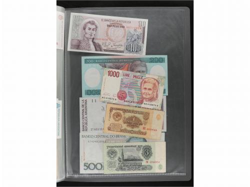 BILLETES EXTRANJEROS. Lote 218 billetes. Siglo XX. En 5 carp