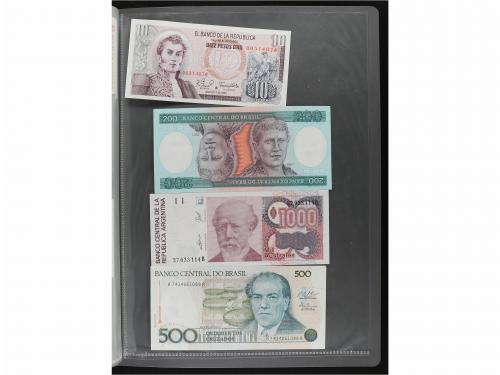 BILLETES EXTRANJEROS. Lote 218 billetes. Siglo XX. En 5 carp