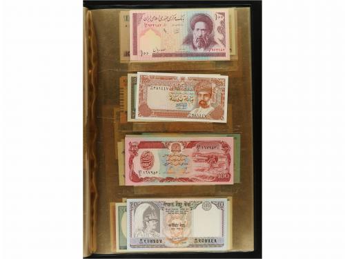 BILLETES EXTRANJEROS. Lote 218 billetes. Siglo XX. En 5 carp