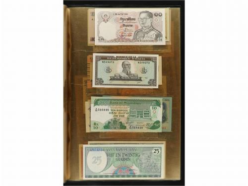 BILLETES EXTRANJEROS. Lote 218 billetes. Siglo XX. En 5 carp