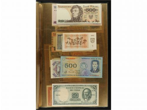 BILLETES EXTRANJEROS. Lote 218 billetes. Siglo XX. En 5 carp