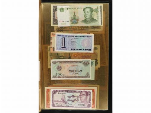 BILLETES EXTRANJEROS. Lote 218 billetes. Siglo XX. En 5 carp