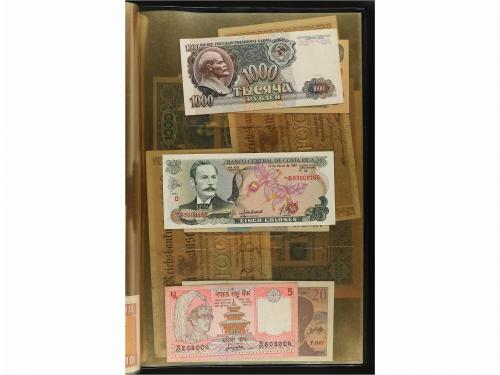 BILLETES EXTRANJEROS. Lote 218 billetes. Siglo XX. En 5 carp