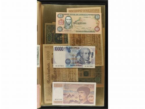 BILLETES EXTRANJEROS. Lote 218 billetes. Siglo XX. En 5 carp