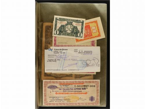 BILLETES EXTRANJEROS. Lote 218 billetes. Siglo XX. En 5 carp