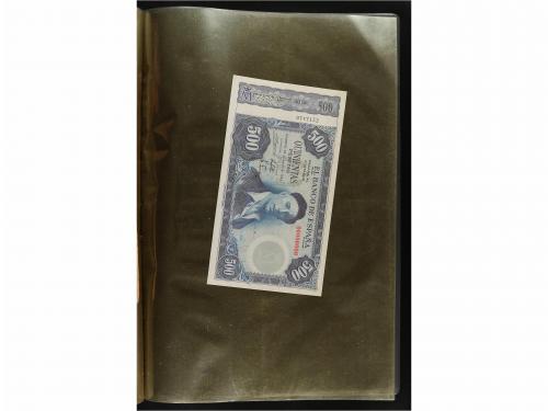 BILLETES EXTRANJEROS. Lote 218 billetes. Siglo XX. En 5 carp