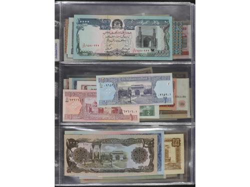 BILLETES EXTRANJEROS. Lote Más de 200 Billetes. Siglo XX. DI