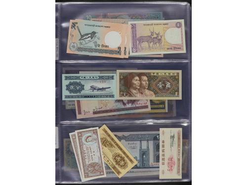 BILLETES EXTRANJEROS. Lote Más de 200 Billetes. Siglo XX. DI