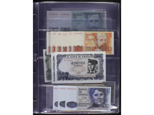 Lote Alrededor de 98 billletes. Siglo XX. Contiene billetes 