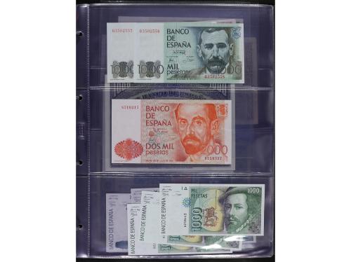 Lote Alrededor de 98 billletes. Siglo XX. Contiene billetes 