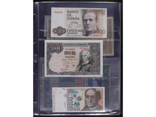 Lote Alrededor de 98 billletes. Siglo XX. Contiene billetes 