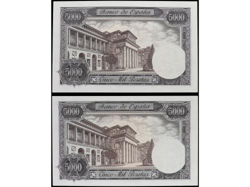 JUAN CARLOS I. Lote 2 billetes 5.000 Pesetas. 6 Febrero 1976