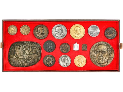 MEDALLAS ESPAÑOLAS. Lote alrededor de 120 medallas. Br,AE,La