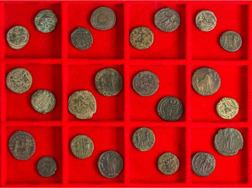 IMPERIO ROMANO. Lote 24 Pequeños Bronces. BAJO IMPERIO. VARI