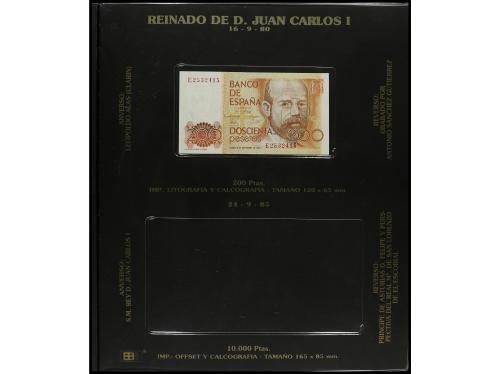 Lote 3 álbums con alrededor 40 billetes 1 Peseta a 5.000 Pes