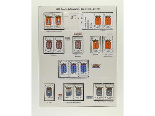 ESPAÑA. Ed. 1406/1704. ESCUDOS. Siete páginas de álbum con d