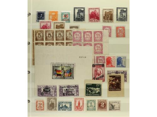 LOTES y COLECCIONES. ESPAÑA. Clasificador conteniendo sellos