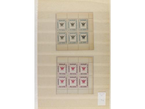 LOTES y COLECCIONES. ALBANIA. Conjunto montado en hojas clas