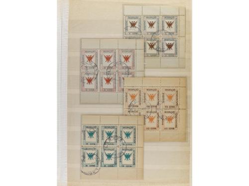 LOTES y COLECCIONES. ALBANIA. Conjunto montado en hojas clas