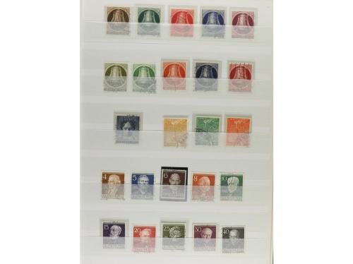 LOTES y COLECCIONES. BERLÍN. Colección en clasificador de 19