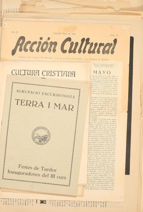 1928-1945. MANUSCRITO. (LOTE DE CONJUNTO). CAJA CON REVISTAS