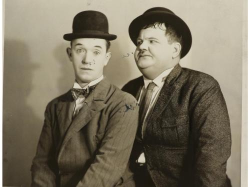 1949. FOTOGRAFÍA. DOS FOTOGRAFÍAS DE LOS ACTORES STAN LAUREL