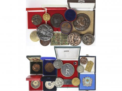 MEDALLAS ESPAÑOLAS. Lote 45 medallas. 1886 a Siglo XX. AE, B