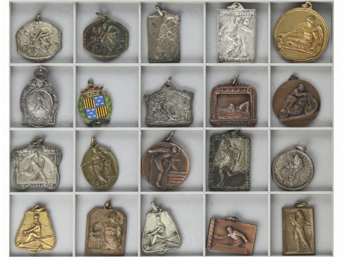 MEDALLAS ESPAÑOLAS. Lote 33 medallas Deportivas. 1943 a 1977