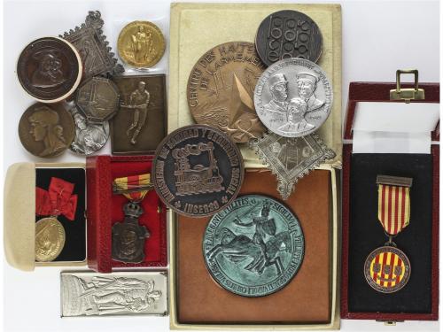 MEDALLAS ESPAÑOLAS. Lote 28 medallas. 1867 a siglo XX. AE, B