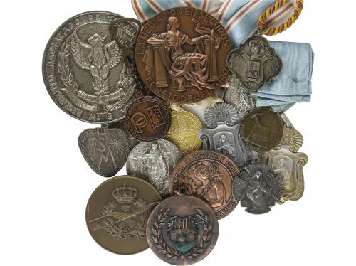 MEDALLAS ESPAÑOLAS. Lote 19 medallas. 1876 a Siglo XX. AE, A
