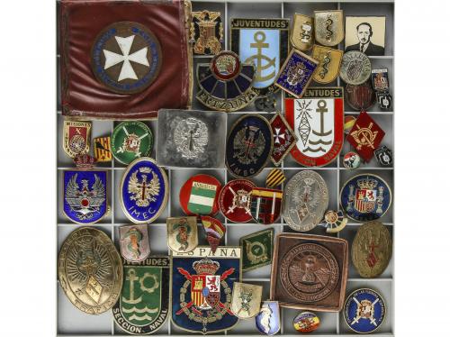 CONDECORACIONES ESPAÑOLAS. Lote 48 insignias, emblemas, plac
