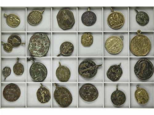 MEDALLAS ESPAÑOLAS. Lote 26 medallas religiosas. Siglo XVIII