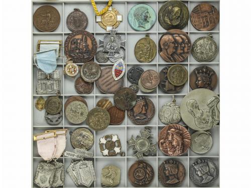 MEDALLAS ESPAÑOLAS. Lote 66 medallas. Siglo XIX y XX. AR (3)