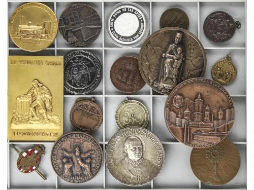 MEDALLAS ESPAÑOLAS. Lote 50 medallas. 1880 a Siglo XX. AE, B